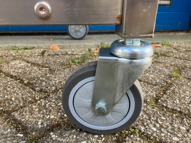 RVS stellingkast voor 4 lijkschalen, verrijdbaar