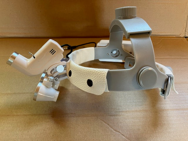 Medische hoofdlamp met loupe (3,5 X vergroting)