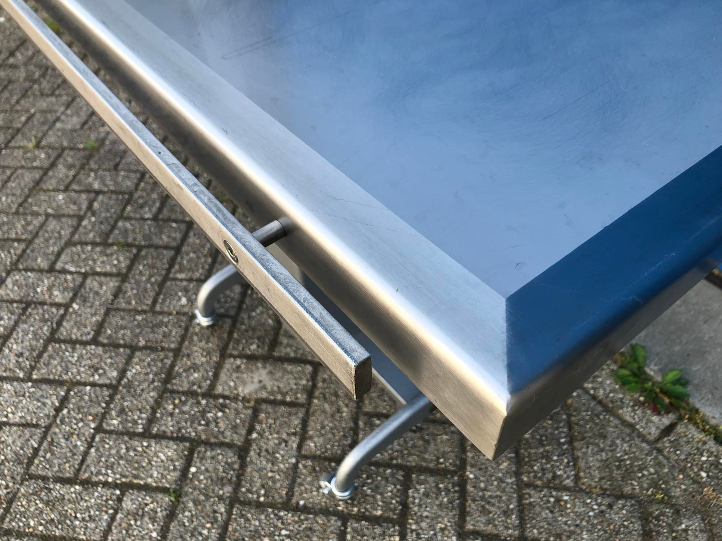 Veterinaire behandeltafel verrijdbaar met RVS blad