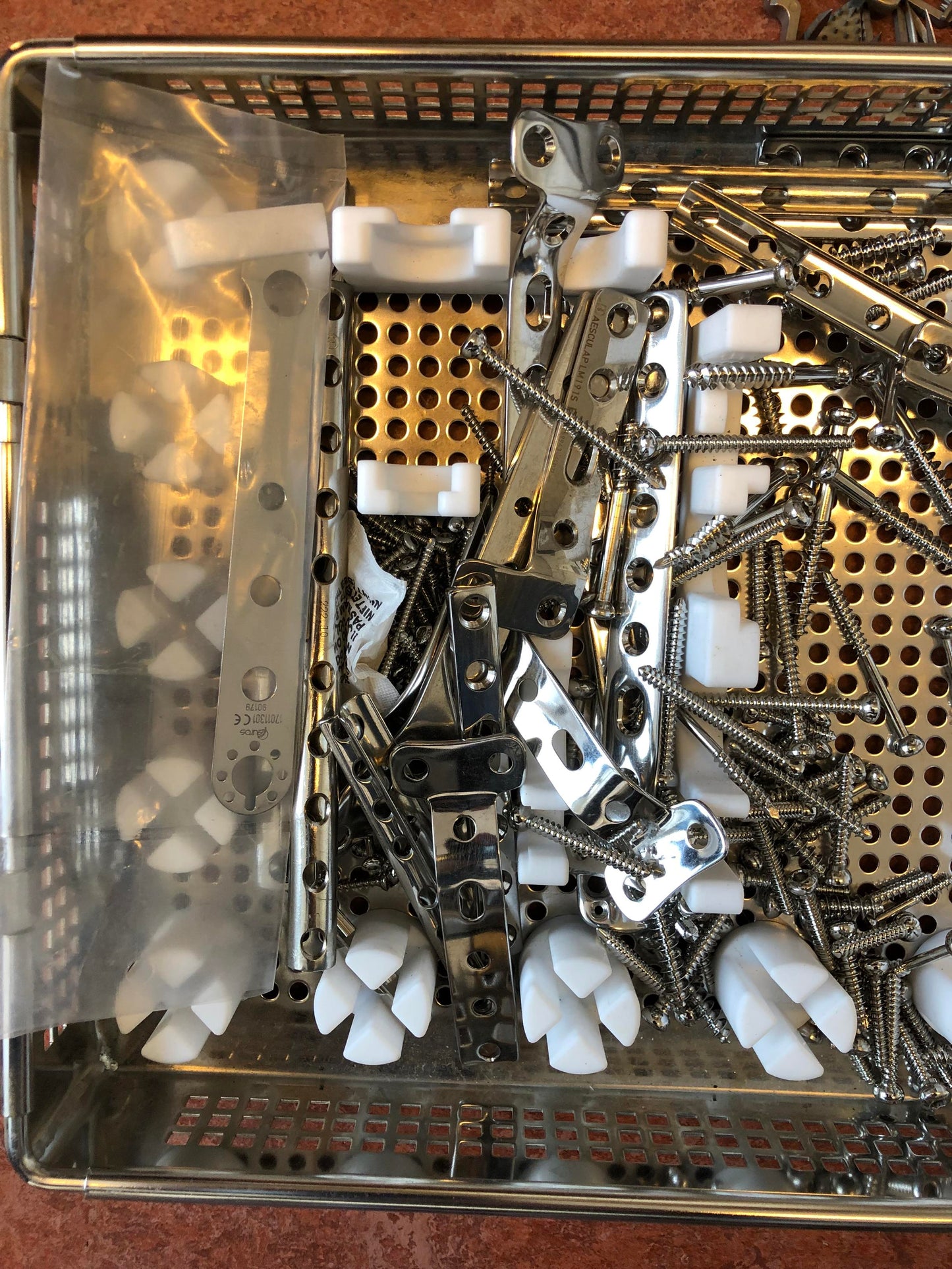 Stryker cassette met orthopedisch schroeven, platen, krammen