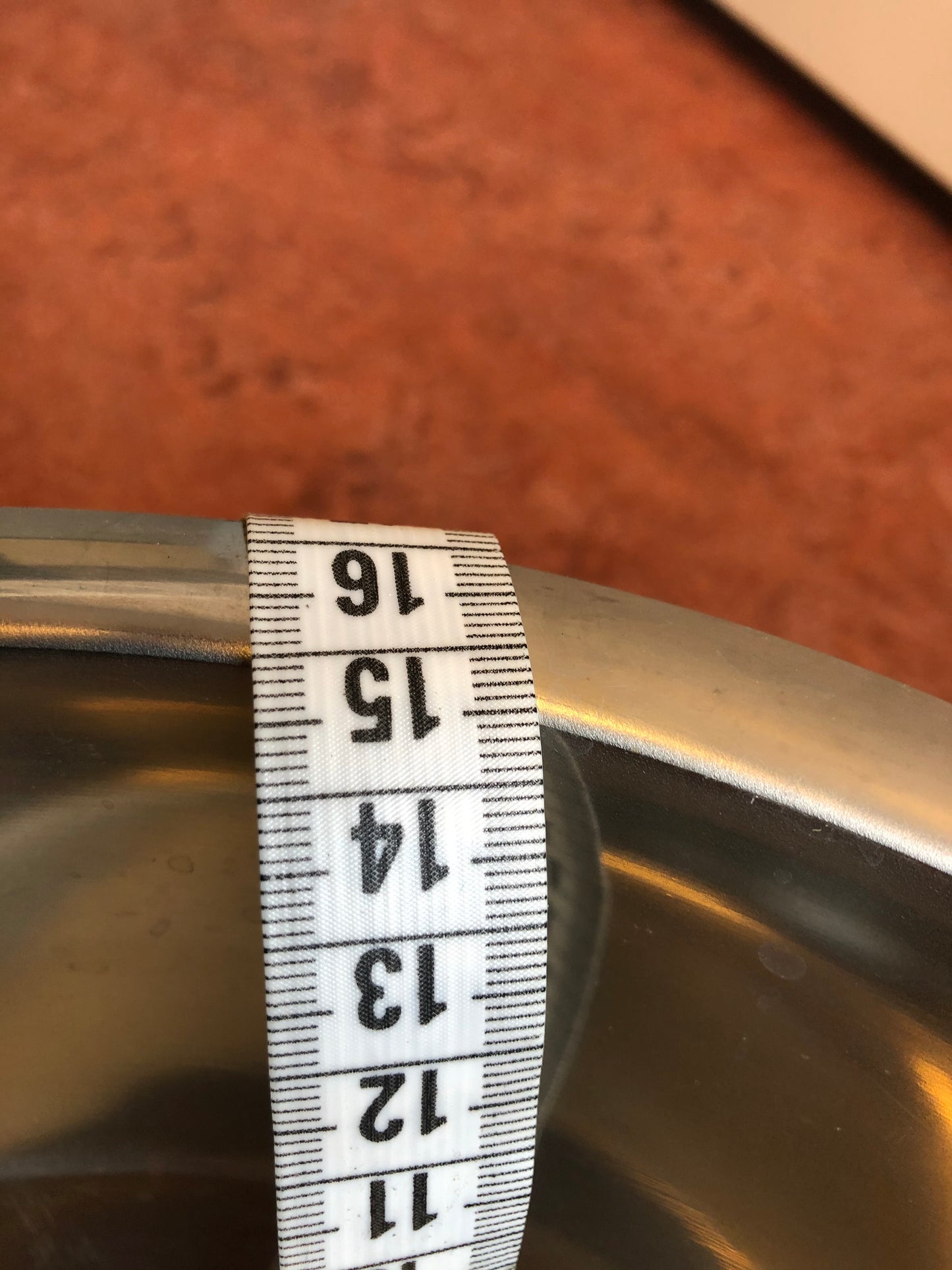 Waskom op verrijdbare steun