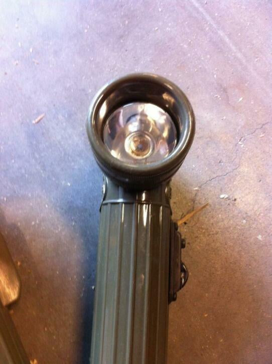 tas vol met kunststof haakse zaklampen van defensie