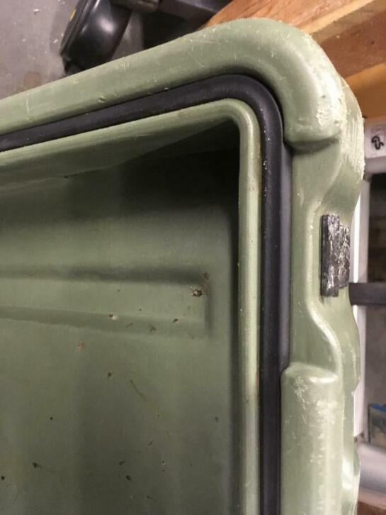 Hardigg kunststof rolkoffer uit US leger 84x53x31