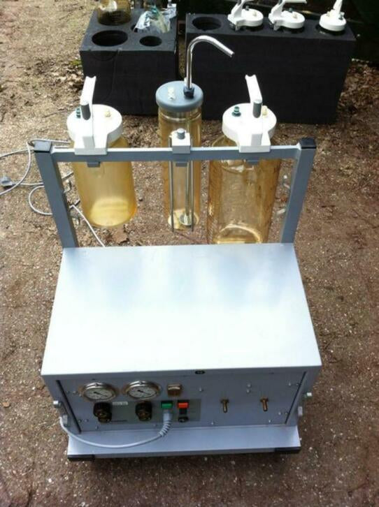 medische afzuigpomp 2 kanaals op kar met opvangflessen