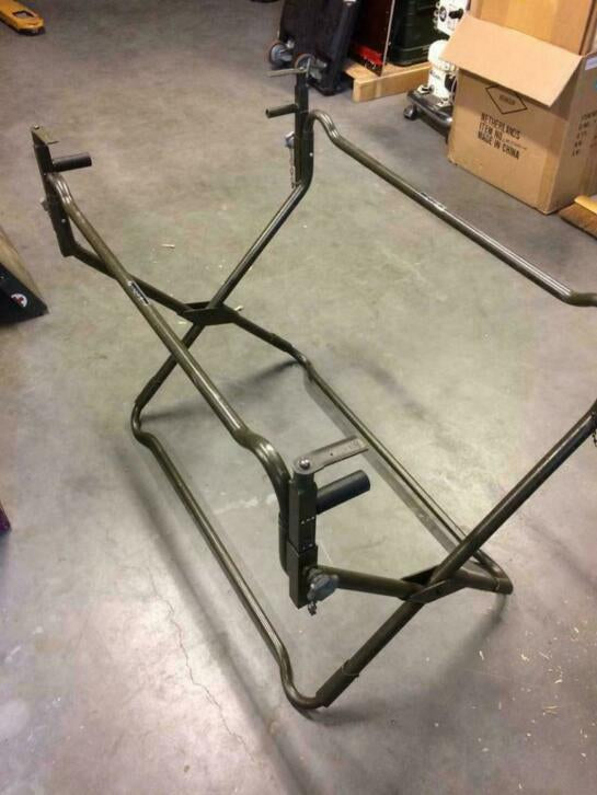 schragenstel in stalen kist voor brancard, veldtafel