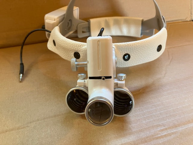 Medische hoofdlamp met loupe (3,5 X vergroting)