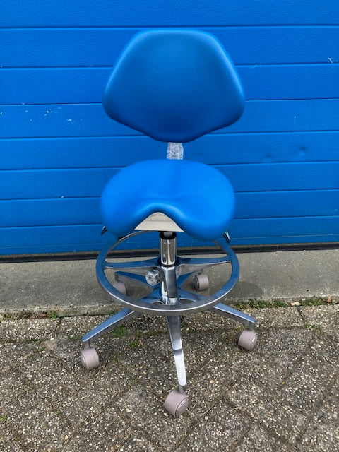 Behandelaar stoel zadelkruk (blauw) met rugleuning en voetring
