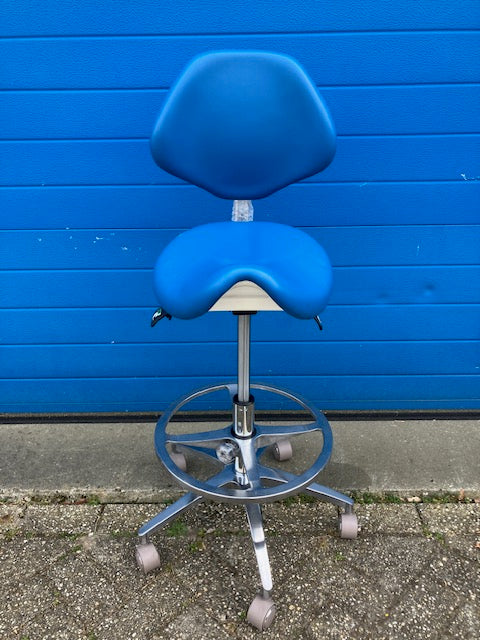 Behandelaar stoel zadelkruk (blauw) met rugleuning en voetring